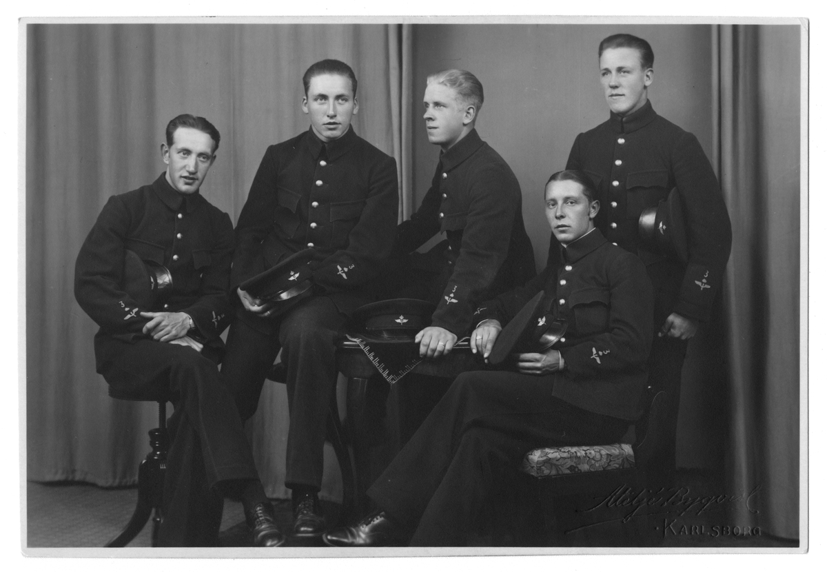 Bilder från F 3 Malmen, 1930-1940-tal. Eric Barrheds samling.
64 fotografier visandes flygverksamhet, flygplan, personer, porträtt, gruppbilder av värnpliktiga, miljöbilder, fallskärmshopp och privata bilder.