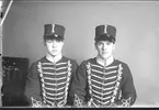 Två livhusarer i uniform m/1895.