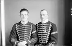 Två livhusarfurirer (två skolstreck på ärmen) i uniform m/1895.