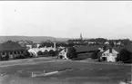 Kaserngården från sydost. Från vänster exercishuset (senare Lundasalen med bl.a. museet) matsalen, livskv och 2.skv stallar.