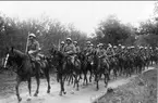 Regementets återkomst från höstmanövern 1934 förbimarsch för general E Testorp. I täten rm Hampus Kalmberg och löjtnant Waldemar Svedenborg.