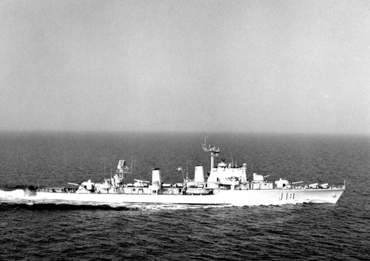 Jagaren HALLAND (J 18) under gång.