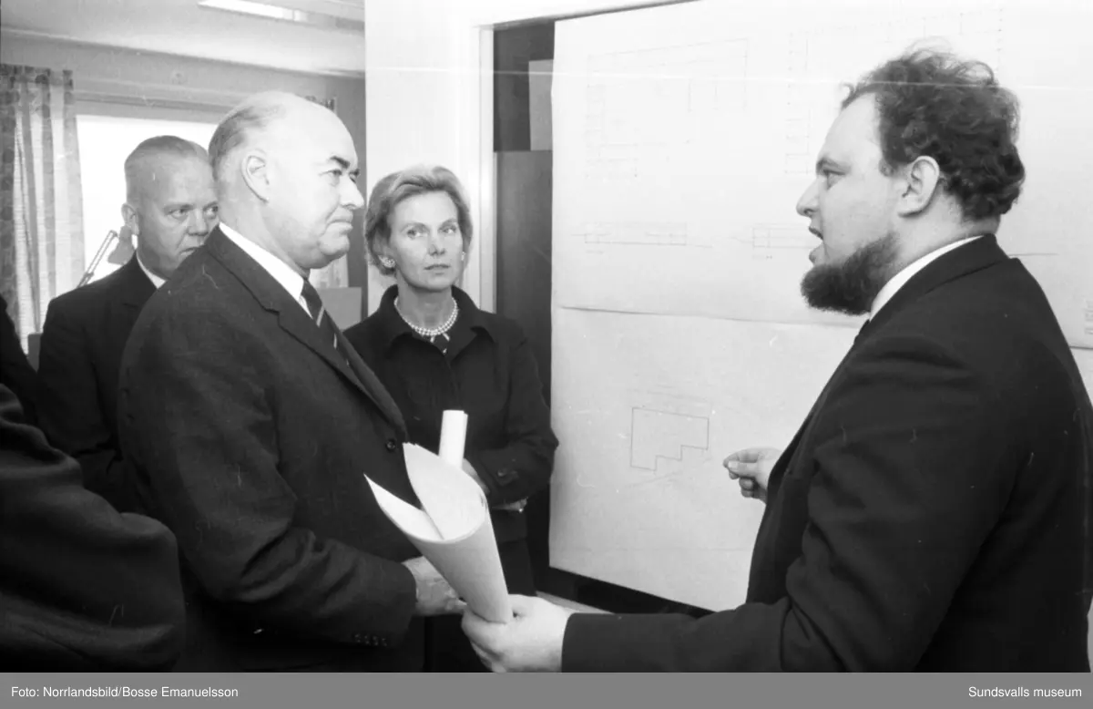 Doktor Per Uddén, grundaren av Permobil,  demonstrerar en elektrisk rullstol på Timrå Innovation Centre. Reportagebilder för Expressen.