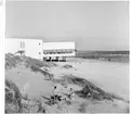 Badhotellet Strandbaden
Exteriör med bandande människor på strand