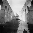 Roma kloster, Gotland
Med betande häst
Exteriör

Svensk arkitektur: kyrkor, herrgårdar med mera fotograferade av Arkitekturminnesföreningen 1908-23.