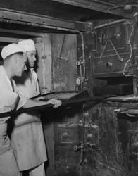 Bagare intill en ugn