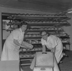 Kvinnor packar bröd