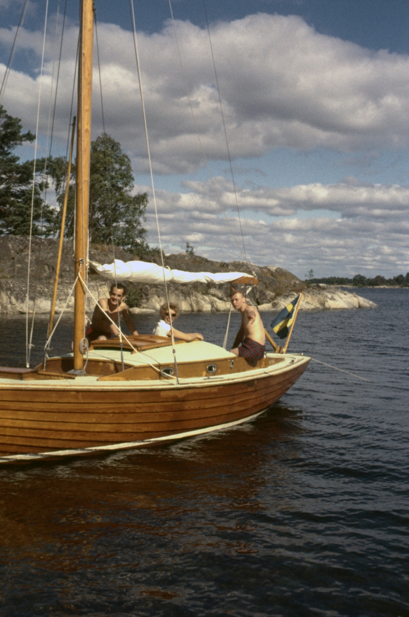 Folkbåten KARP, ex FANTOMEN, i skärgården.