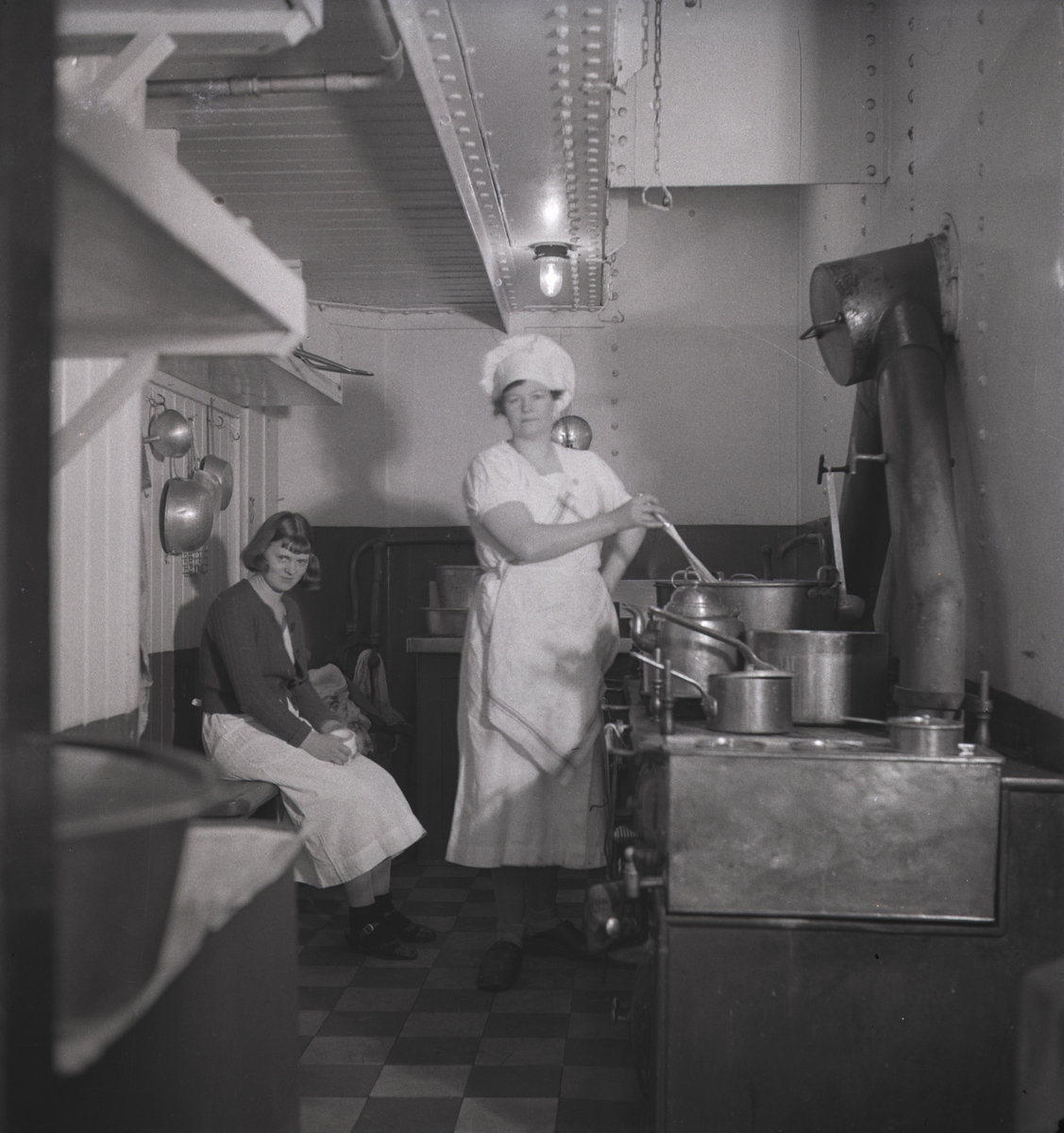 Oidentifierad kökspersonal ombord på Isbrytaren II (sedermera Sankt Erik) år 1936.