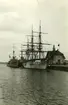 Jagarna Wrangel och Wachtmeister samt skeppsgossefartyget Jarramas i Stralsund juli 1928. Byggnaden är tullhuset byggt 1909.