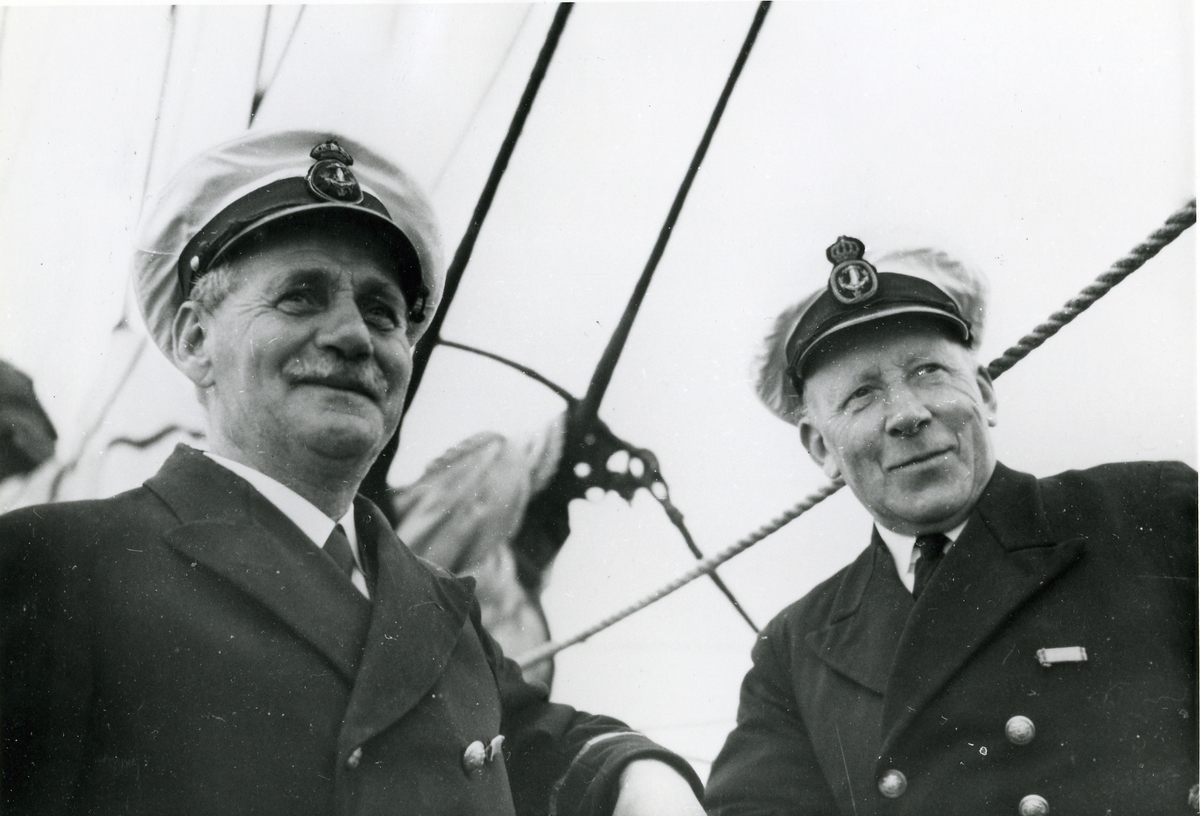 Besättningsbild, två "salta" skeppare. Flaggskeppare Samuelsson och flaggstyrman Gran.