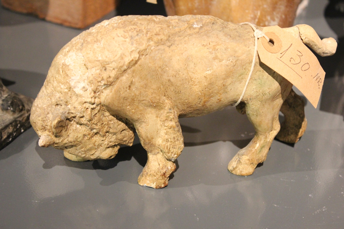 Skulptur i gips av en Bison okse. Tittel: "EUROPEISK BISON" 1935.
I bronse 11cm. finnes det et eksemplar i Nasonalgalleriet i Oslo og ett i et galleri i Stockholm.