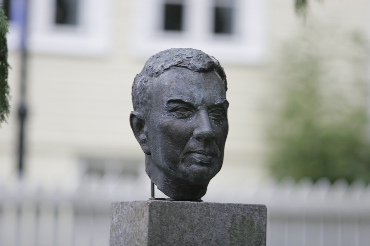 Portrettbyste i gips av en mann. Uten sokkel. Tittel: "REKTOR NILS P. VIGELAND" fra 1974. Dette var kunstnerens barndomsvenn.
Denne står i bronse i "Ellas have" på Vigeland.