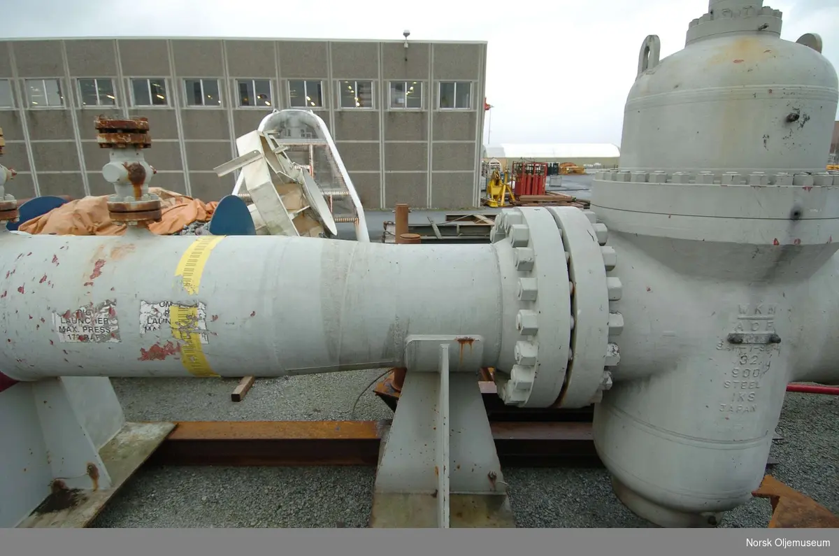 Pigstasjon med tilhørende rør og ventil, avbildet på Totals base i Dusavik.