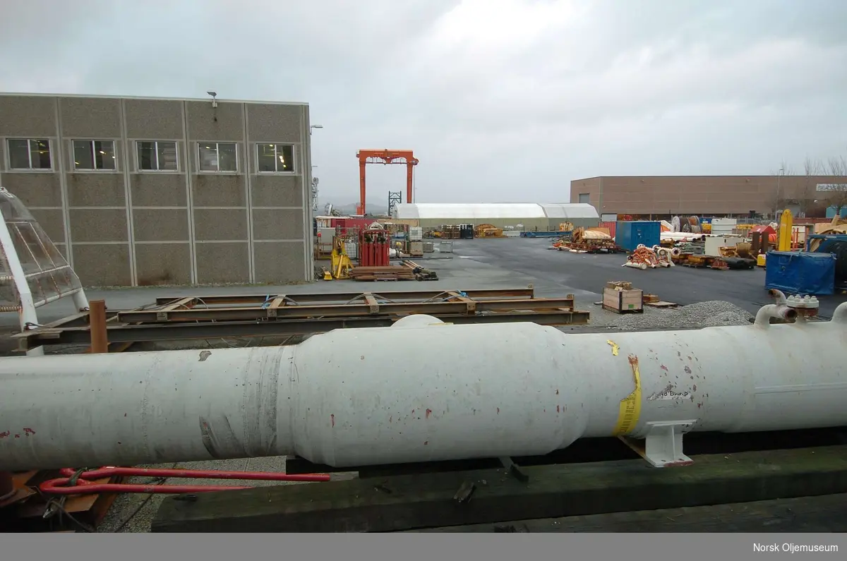 Pigstasjon med tilhørende rør og ventil, avbildet på Totals base i Dusavik.