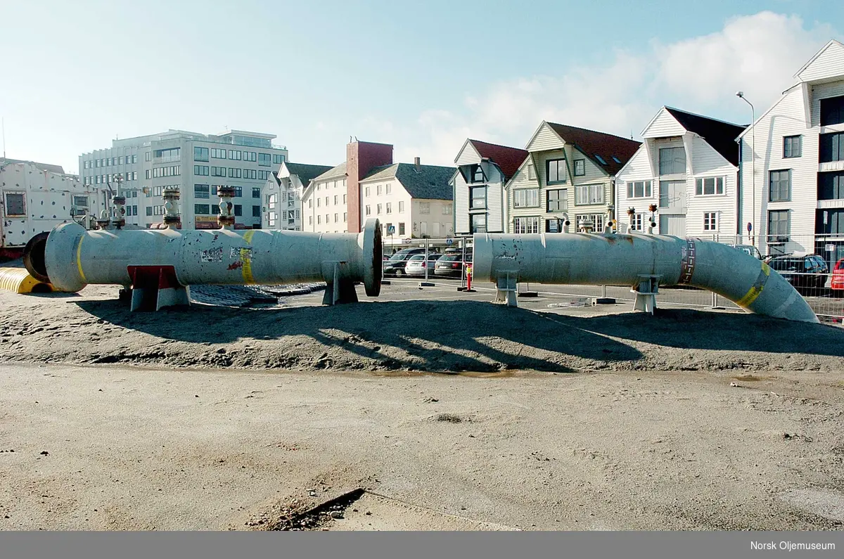 Pigstasjon med tilhørende rør og ventil, avbildet på Totals base i Dusavik.