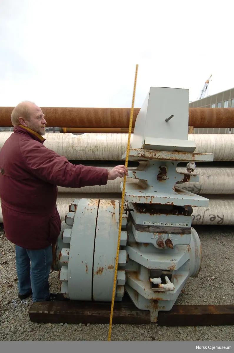 Gassmålestasjon.  Samlingskonsulent Svein Terje Førland fra Norsk Oljemuseum måler og sikrer data om stasjonen - på et av bildene. 