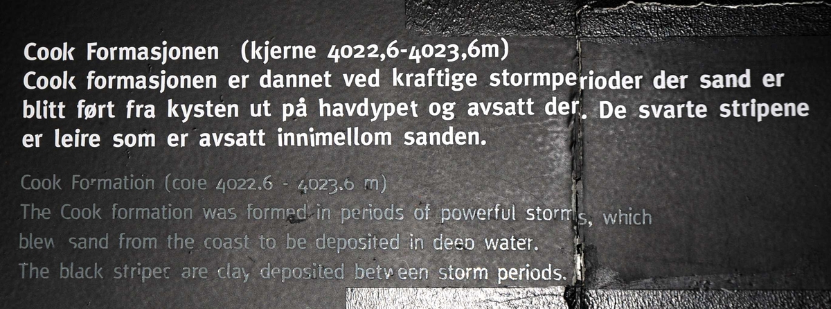 Kjerneprøver fra Statfjordfeltet plassert i monter. Under 33/9-A2 står det Cook formasjonen. Under 33/4-A-23 står det Statfjord Formasjonen Under 33/9-A22 står det Tarbert formasjonen. 
