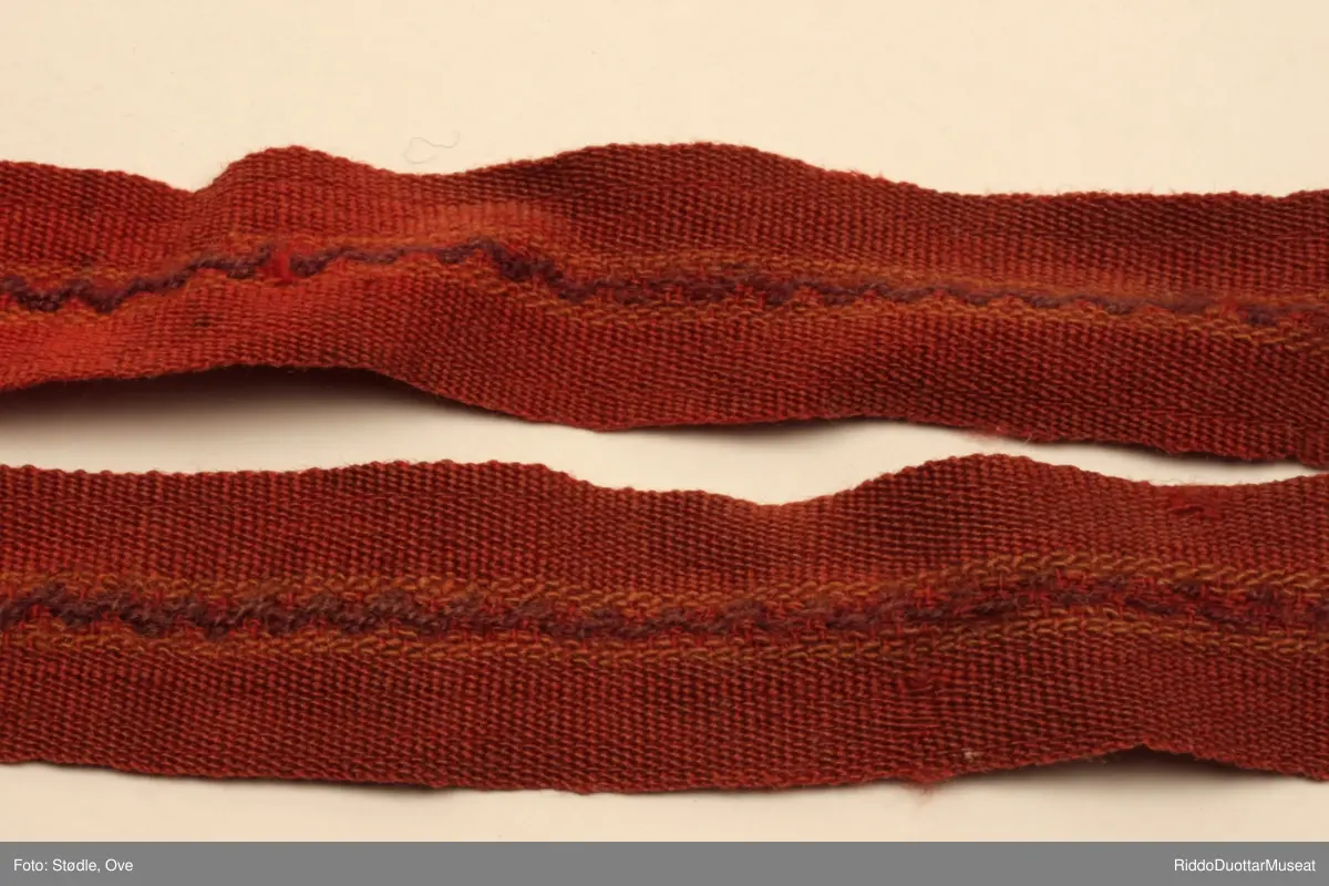 Langs midtdelen går det en 1 cm bred dekorert stripe fra ende til annen. (Girji)