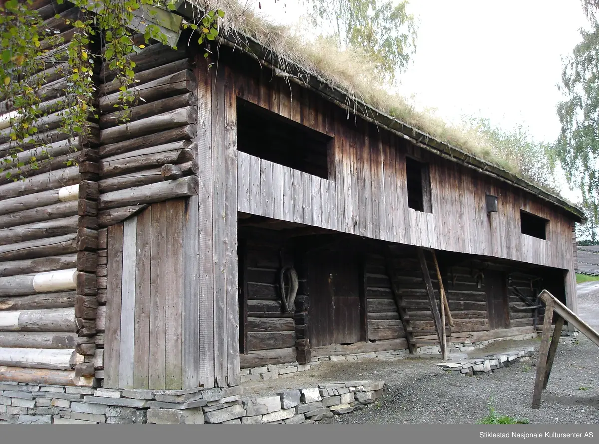 Bygningen er 17 meter lang og ca. 8 meter bred og er i to etasjer. Tømmerkassen er laftet og står på en gråsteinsmur. Taket er tekt med torv. I bygningens sørdel (i første etasje) er montert ett kjørehjul koblet til ei treske i andre etasje.
