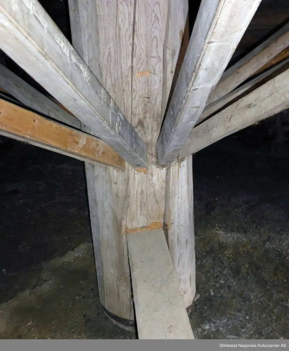 Bygningen er 17 meter lang og ca. 8 meter bred og er i to etasjer. Tømmerkassen er laftet og står på en gråsteinsmur. Taket er tekt med torv. I bygningens sørdel (i første etasje) er montert ett kjørehjul koblet til ei treske i andre etasje.