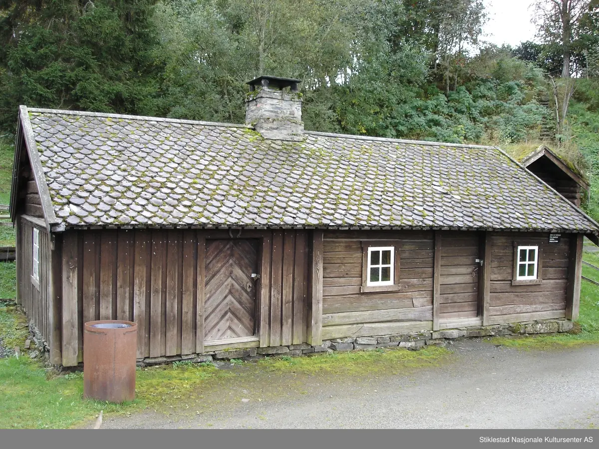 Bygningen er ca. 10 m lang og ca. 5,5 m bred. Den er bygd av laftet tømmer i en etasje og står på gråsteinsmur. Bygningen har to rom, ei smie og ett tørkehus.