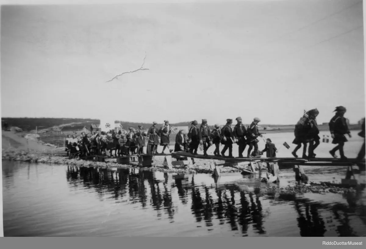 Miessemánu 17. beaivvi ráidu raste šalddi. 
17.Mai toget går over brua.