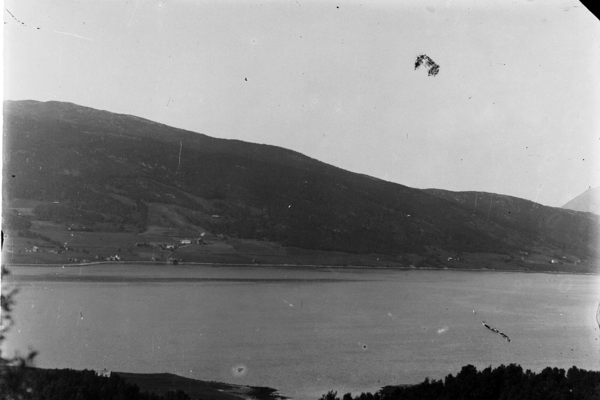 Årnes, Røkenes og Undlandet, fotografert fra øst, over Bergsvågen.