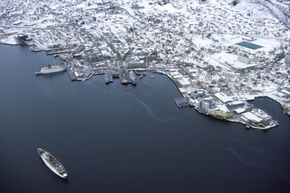 Danske fartøyer  i aksjon utenfor Harstad, i forbindelse med NATO-øvelse på 1980-tallet.