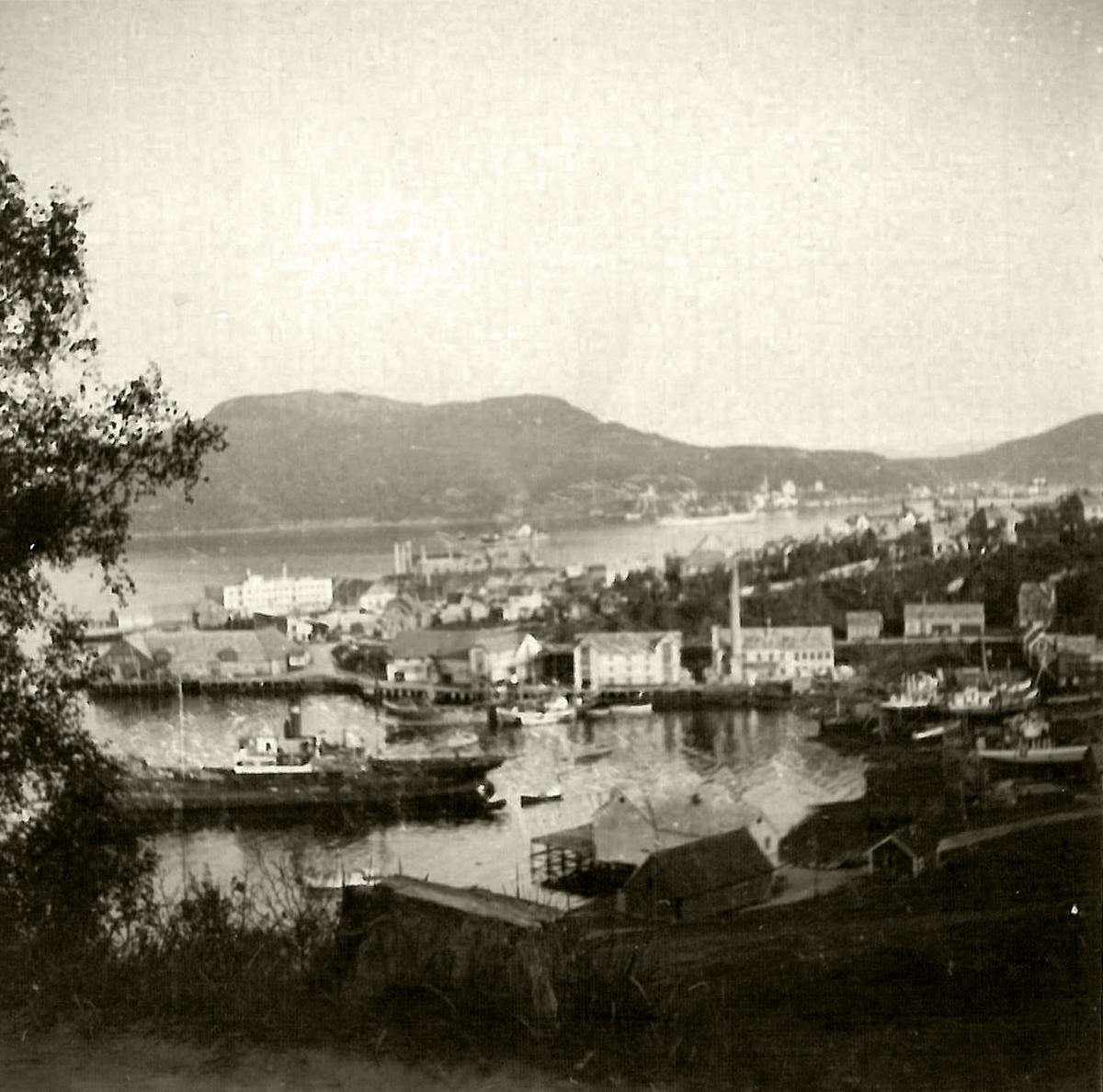 Bebyggelse og fartøyer i Samasjøen, fotografert av ukjent tysk soldat.