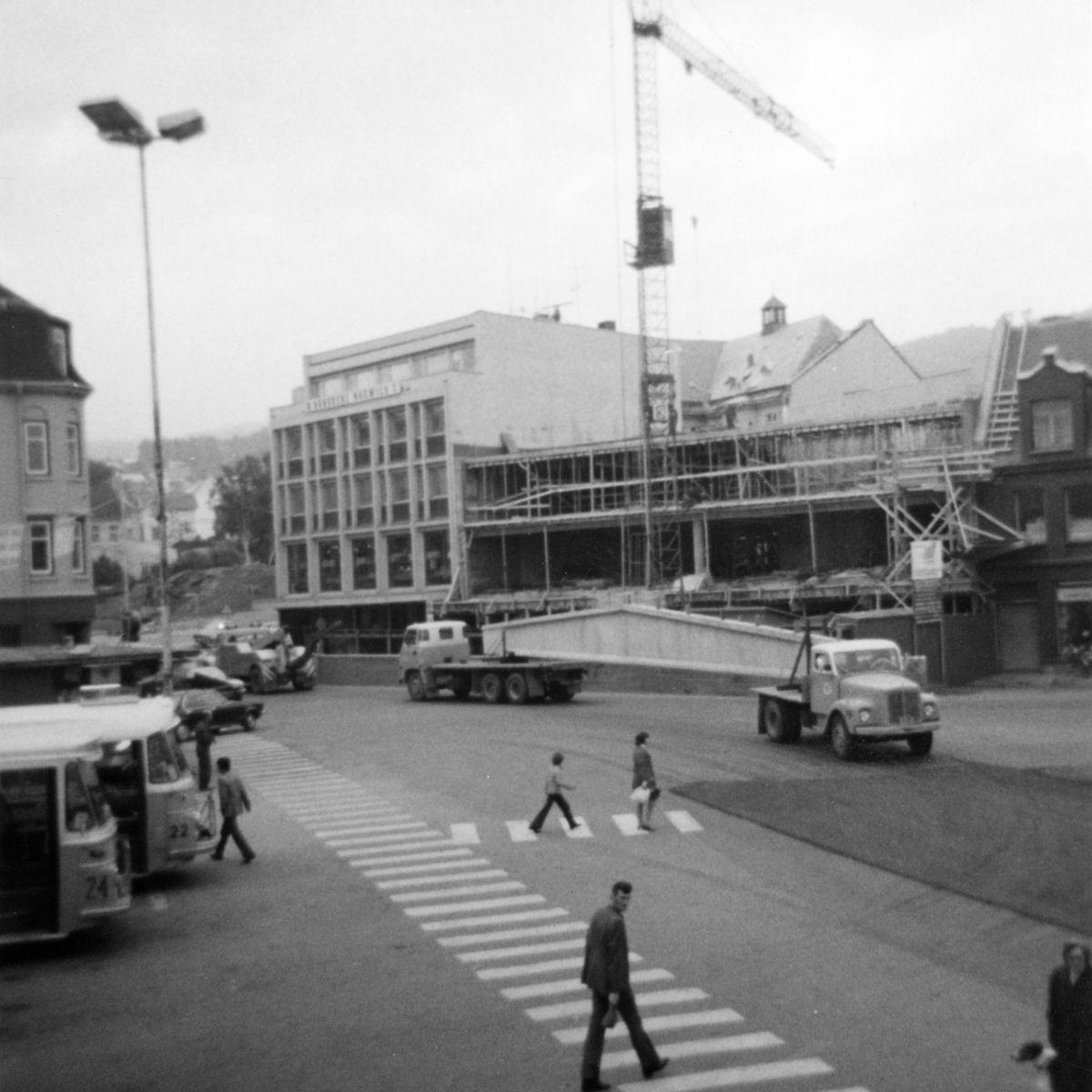 To lastebiler fra HORB kjører betongelement fra rutebilstasjonen i sentrum og oppover Storgata. Den ene bilen kjøres baklengs.