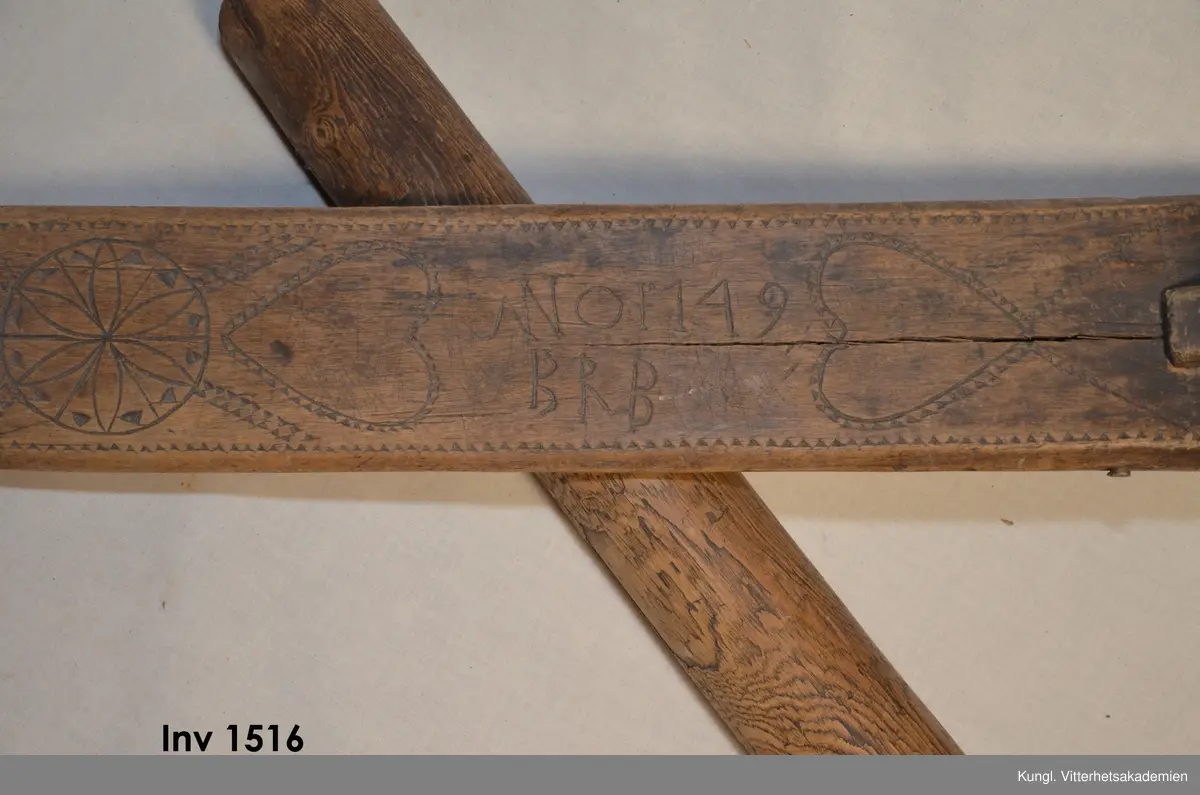 Mangelträ av ek, färg brun rist. o. karvsnittorn med tillhörande kavel. Utmed kanterna karvsnitt. Två motställda hjärtan i karv och ristornering antyder fästmansgåva. dat. 1749 B R B. På undersidan av mangelträet, under handtaget, sitter en påspikad plåtbit som förstärkning och fastsättning av handtaget. Även en genomgående plugg antyder att mangelträet har använts flitigt under lång tid och genom diverse reparationer kunnat brukas ytterliger en tid.

fr. Uslamit Films sn. Uppland