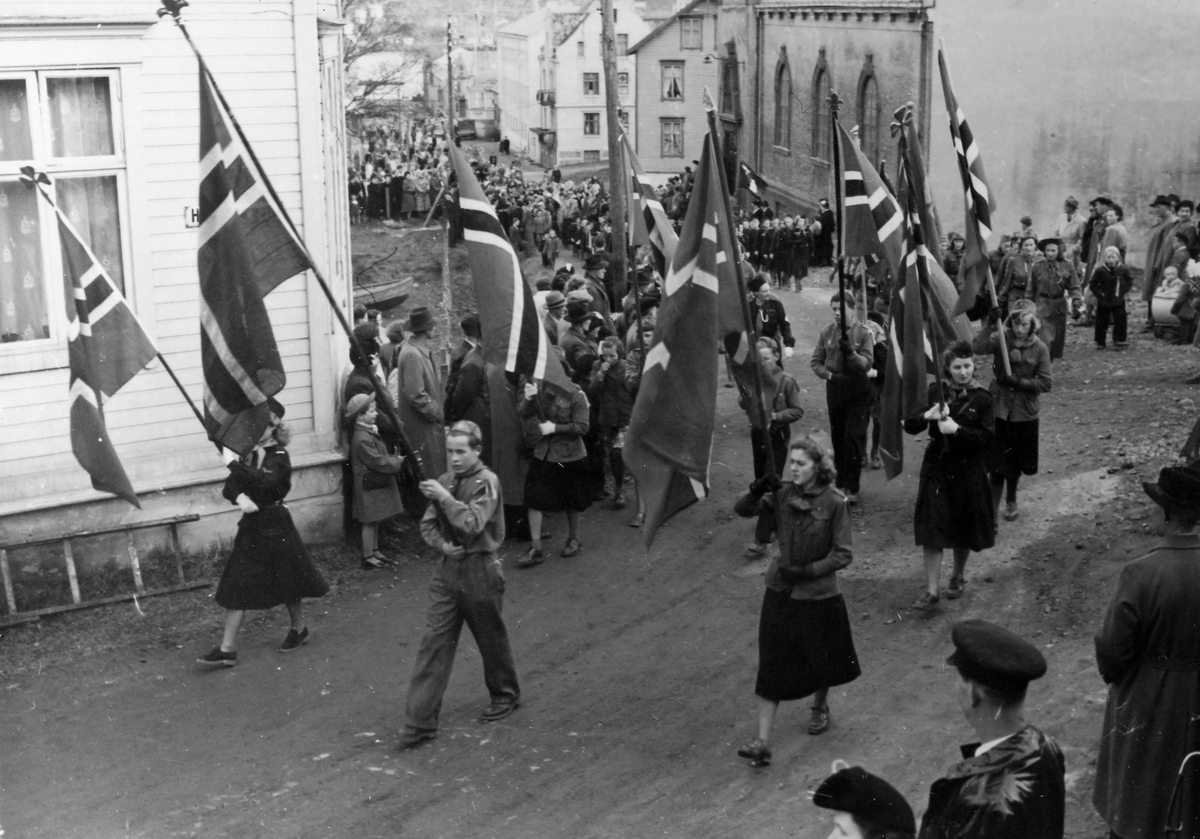 Speidere med flagg går i 17.maitog gjennom gate ovenfor sentrum.