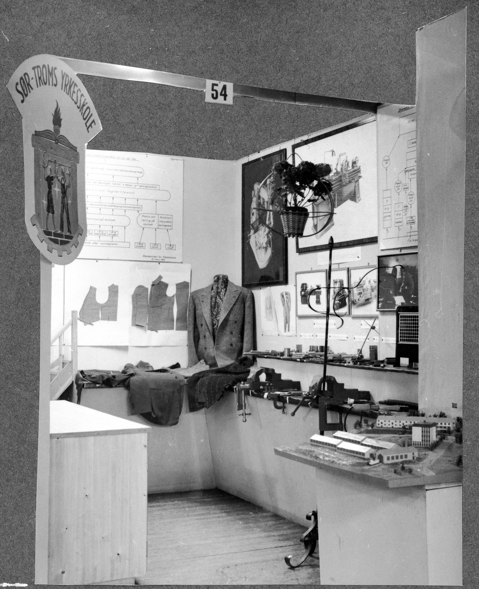 Standen til Sør-Troms Yrkesskole under Harstadmessen i 1953