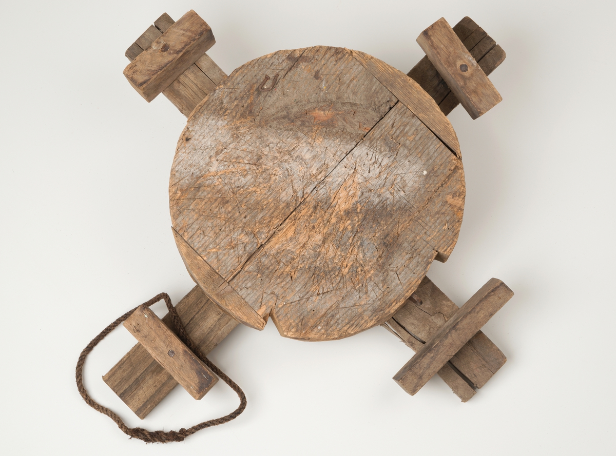 Mal til produksjon av gjorder (ringer) til hummertener. En sirkelformet trekubbe festet til et trekors, slik at det stikker ut fire armer i et kryss/ kors. Midt på hver arm er det festet en liten trekloss som danner en vegg. Mellom trekubben (sirkelen) og treklossen (veggen) er det et mellomrom hvor gjorderingene legges. Gjorderingen legges rundt treklossen (sirkelen) og holdes på plass av treklossene (veggene). En liten metallbolt er festet i treklossen. Den er festet vertikalt, front i front med den ene treklossen.