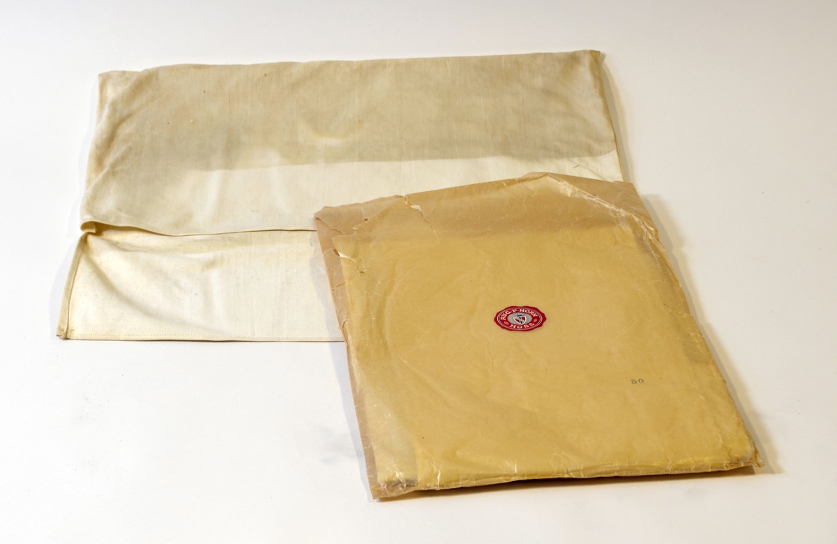 Rektangulær,konvoluttpose  
Brukt til oppbevaring av to legefrakker