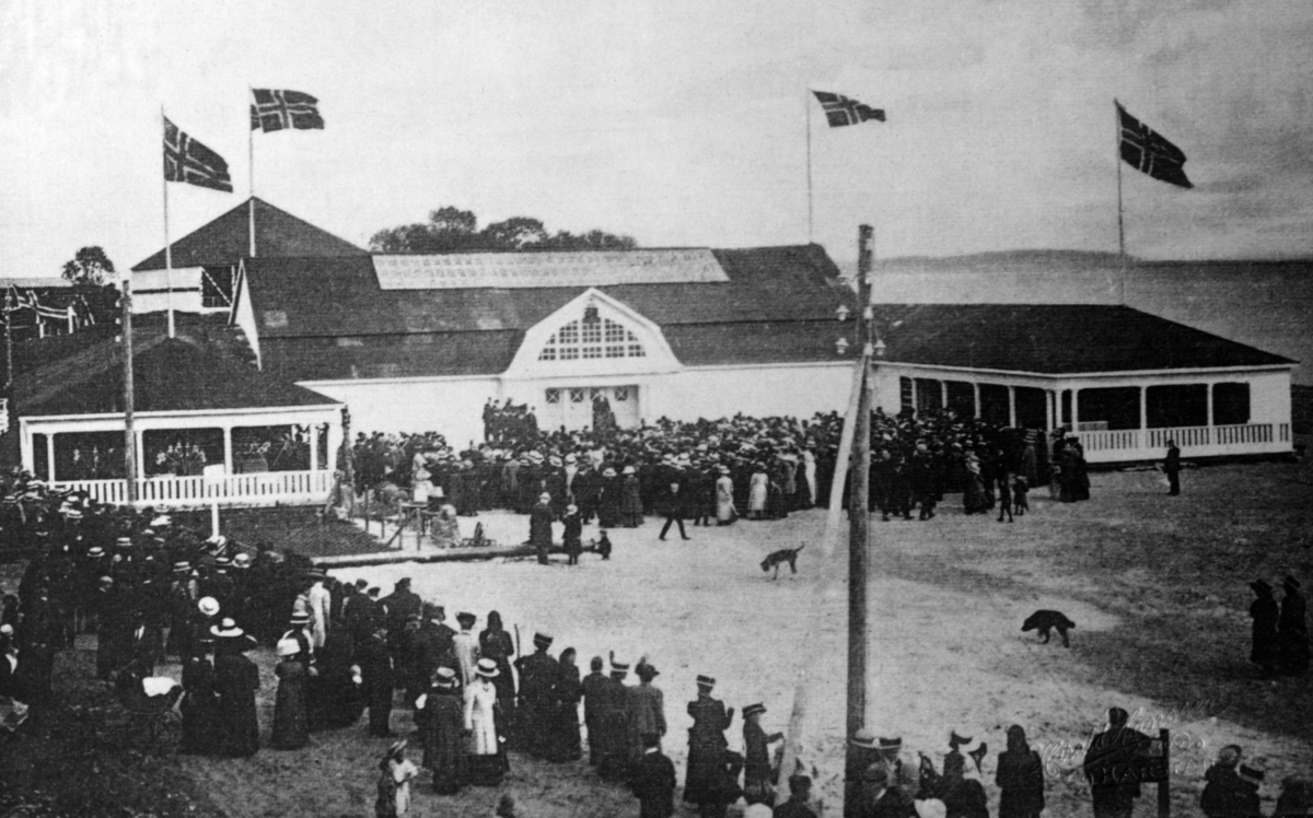 Folkemengde foran paviljong i Havnegata, "Harstadutstillingen" i 1911.