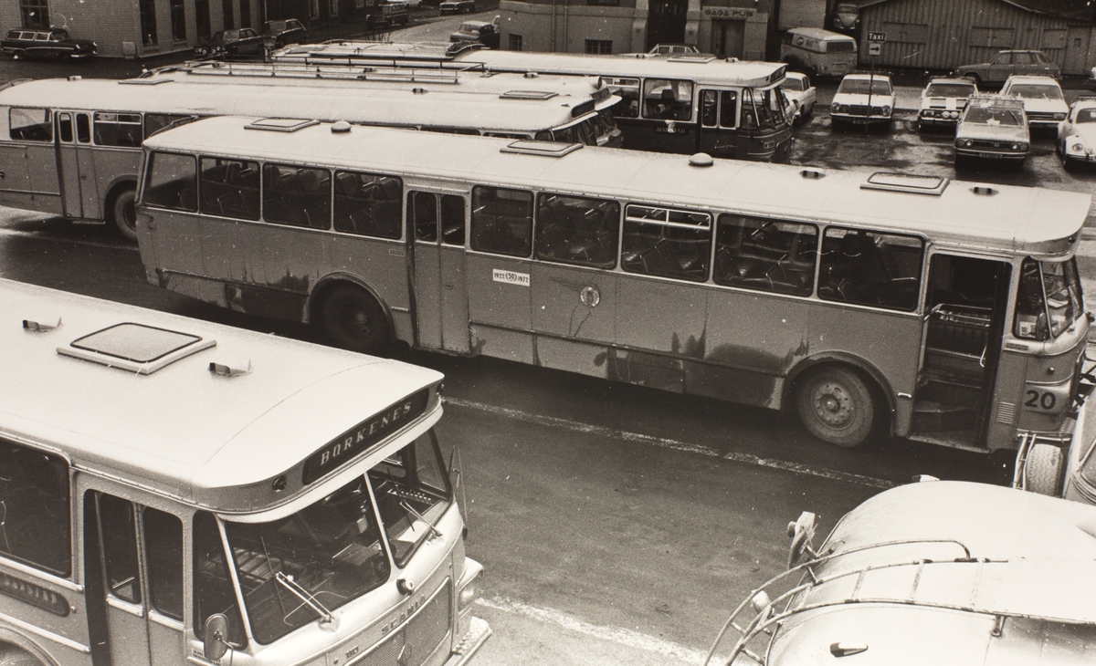 Busser på rutebilstasjonen i sentrum, fotografert i 1973 eller 1974.