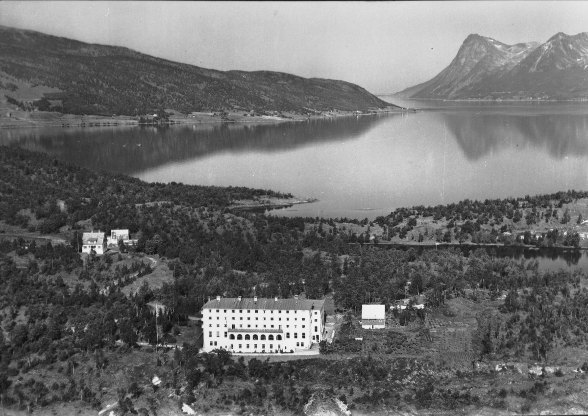 Flyfoto av området rundt Folkehøgskolen på Trondenes. I bakgrunnen ser  vi Stornes og Grytøya over fjorden.