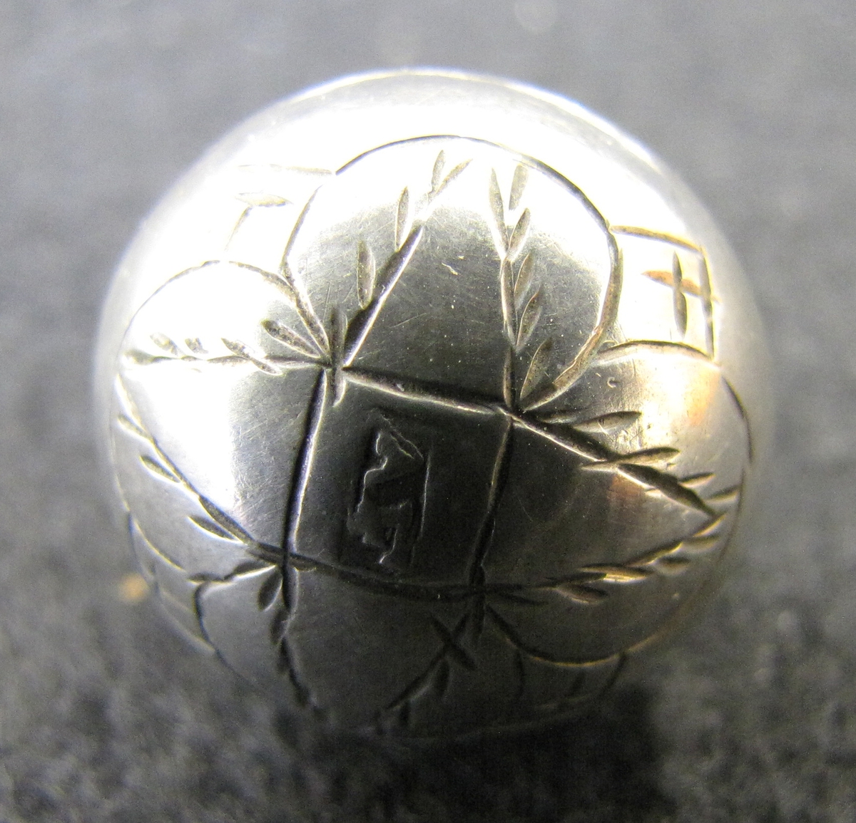 Tolv klotrunda silverknappar med ingraverat blommönster. I blommans mitt är samtliga knappar stämplade ''AF''. Enligt Vänersborgs museums katalog av år 1904-05 är knapparna ''norska bondknappar'' men stämpeln ''AF'' påminner mycket om Anders Falcks stämpel.

Eventuelt är knapparna tillverkade av silversmeden Anders Falck vilken blev mästade i Jönköping 1708 eller 1709. Han blev ålderman omkring 1711 och tjänstgjorde även som rådman. Han avled 1739.