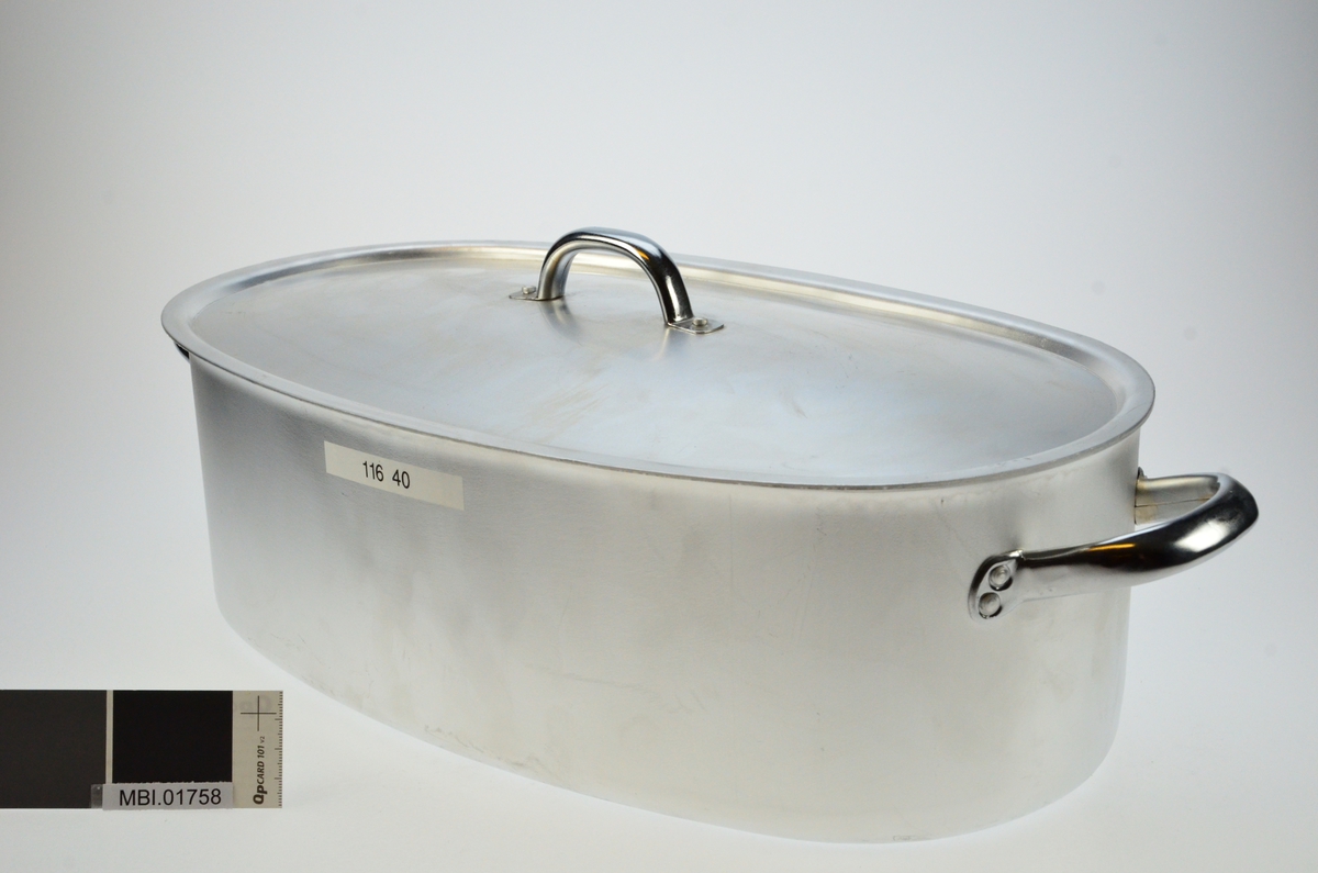 Oval fiskekjele 40 cm. med lokk og innsats.