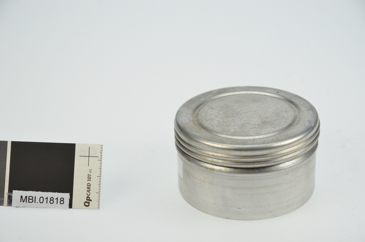 Påleggsboks i aluminium med lokk og innvendig plastbeholder.