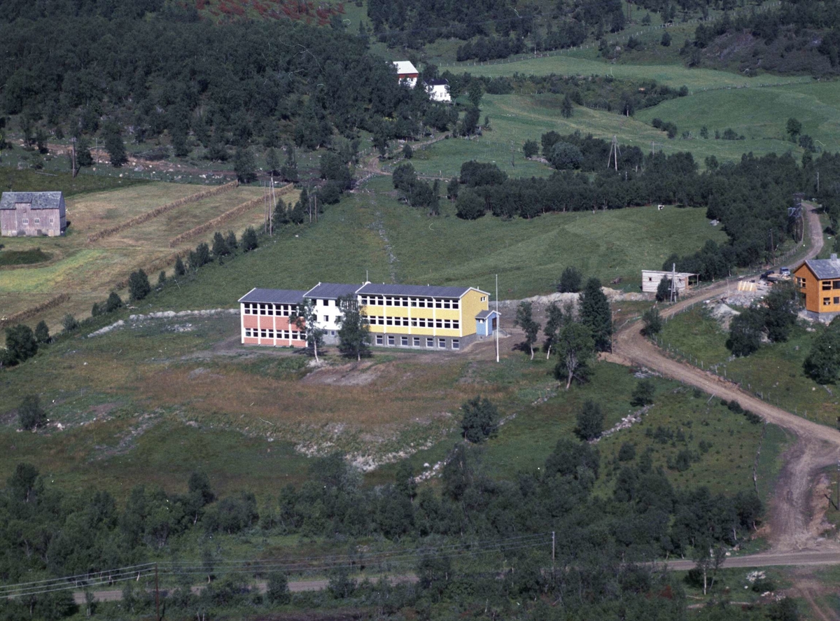 Flyfoto av Sørvik skole.