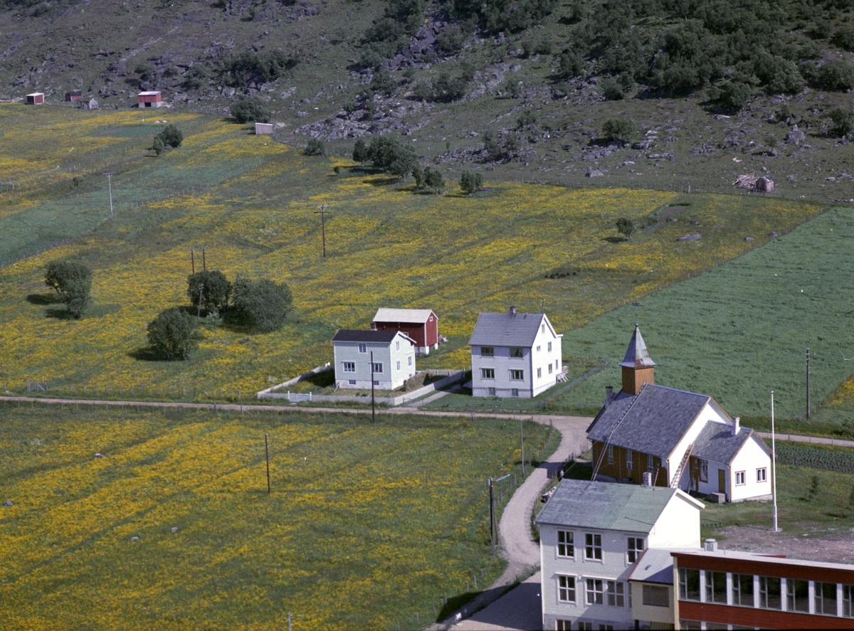 Flyfoto av skolen og kirken på Grøtavær.