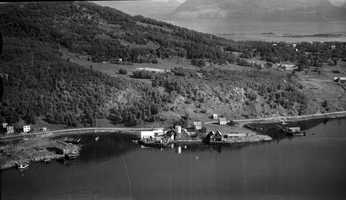 Flyfoto fra Gangsås. Langs fjæra ser vi blant annet fiskehjeller, oljetanker og en nothjell.