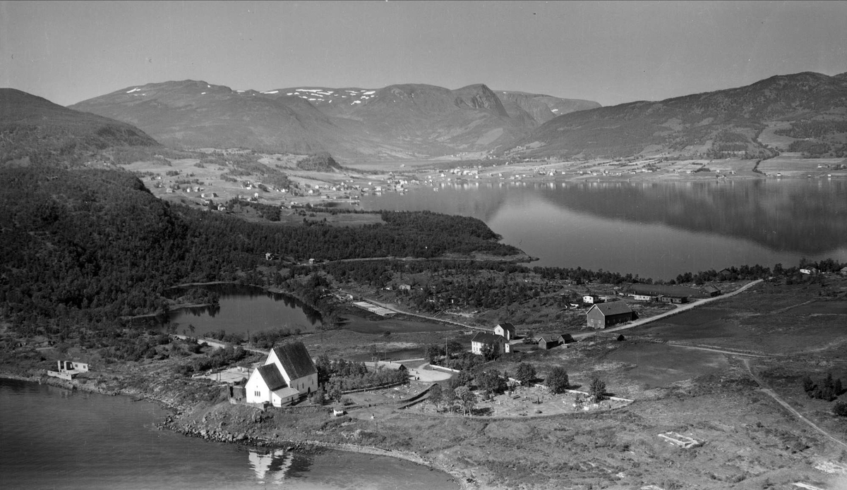 Flyfoto av Trondenes Kirke og prestegård.