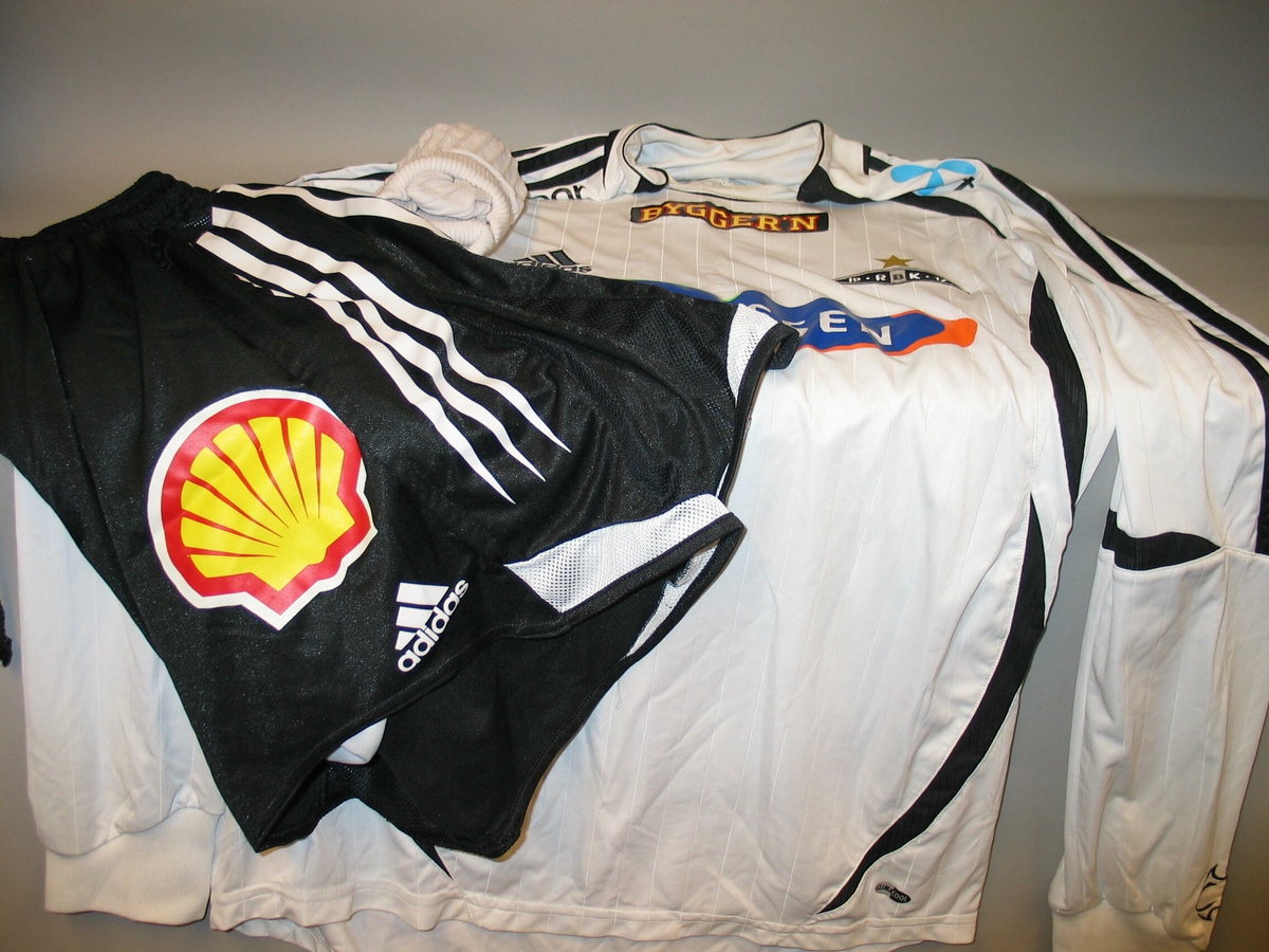 Trøye nr 19, shorts nr 20, ett par strømper. Strømpene er hvite med Shell-logo. 