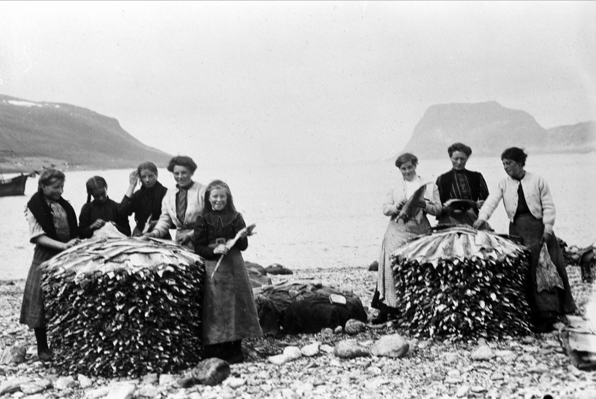 Kvinner i arbeid med klippfisktørking.