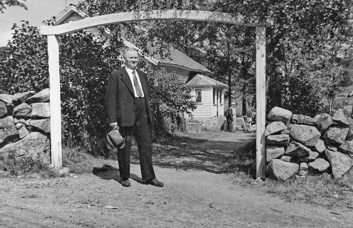 Reidar Meland  hus port steingard trær