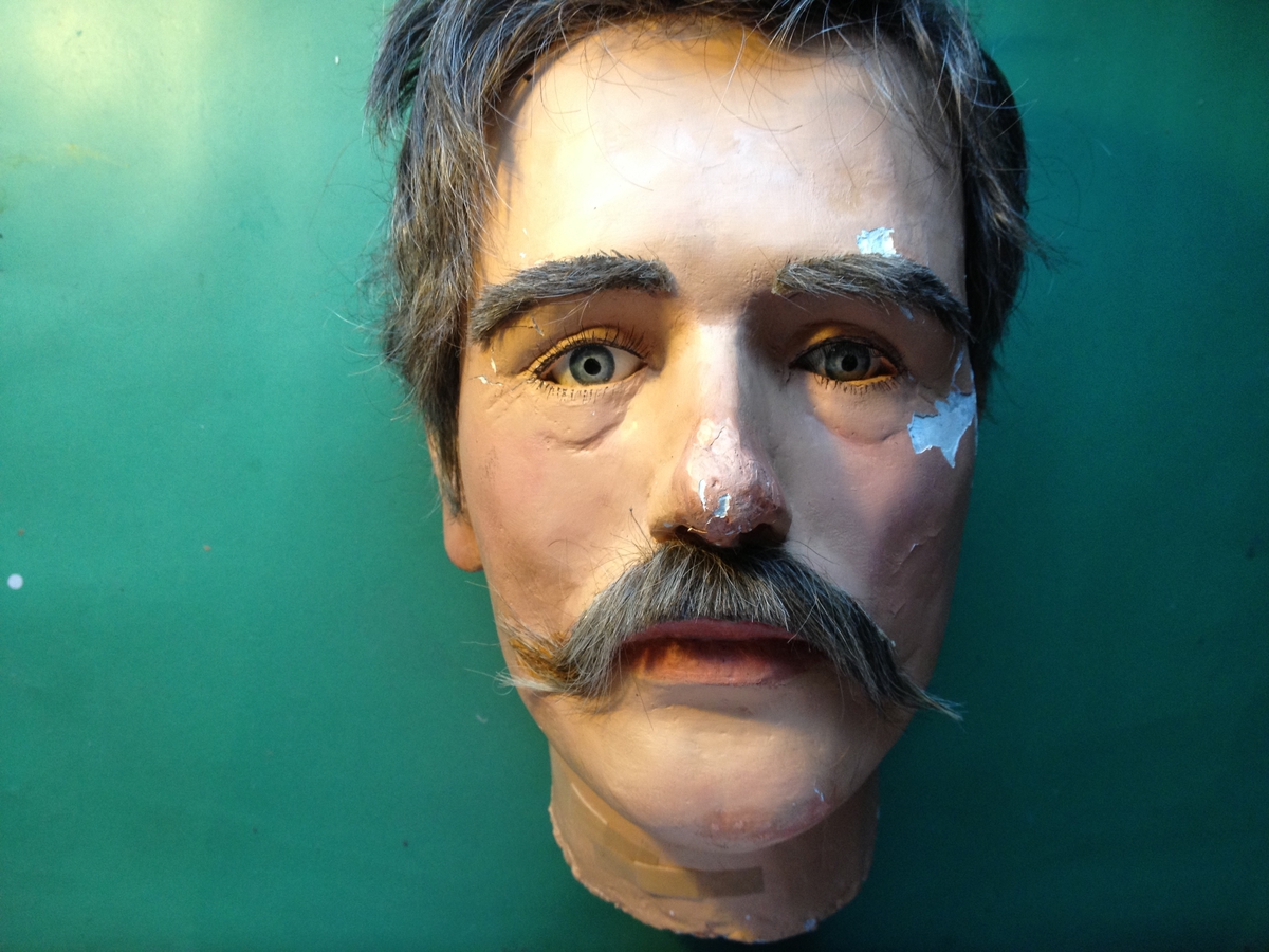 Dukkehode laget etter bilde av Laurentius Urdahl. Først brukt til utstilling på Isegran i 1996, så brukt som "Harald Bredeli" på Fotballmuseet avd. fredrikstad 2007-2013.